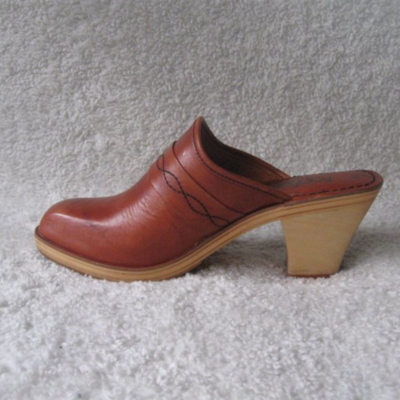 Fanfares Leather Wooden Heel Clogs - Picture 9 of 9